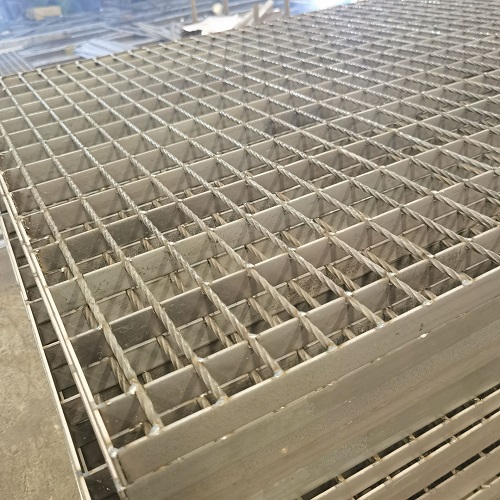 G323/40/100W鋼格柵板用于建筑走道其獨(dú)特優(yōu)勢