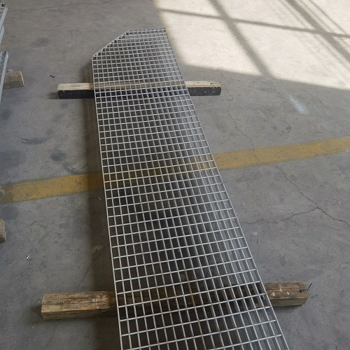 地鐵站臺鋼格板防滑處理：避免雨天事故！