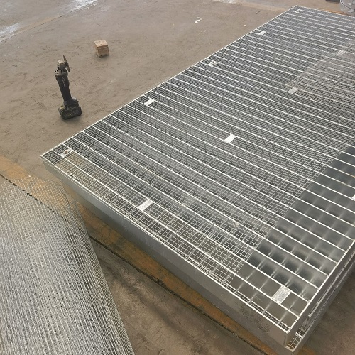 高空作業平臺專用鋼格板：安全承重設計全解析！